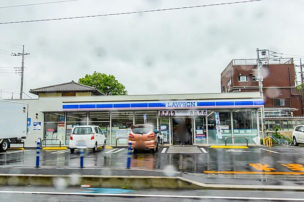 コンビニ 118m ローソンさいたま東大成町1丁目店(新・企業スローガンは「マチのほっとステーション」。「圧倒的な美味しさ」「人への優しさ」「地球(マチ)への優しさ」の3つの約束で社会の課題…