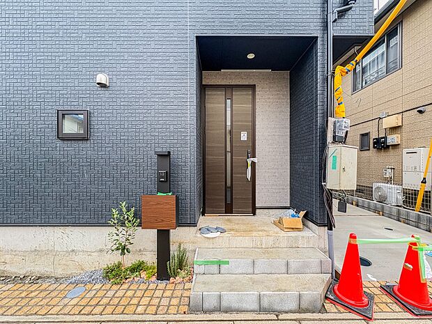 【玄関】玄関はおうちの顔と言われます。玄関アプローチは、外観デザインの印象を左右します。