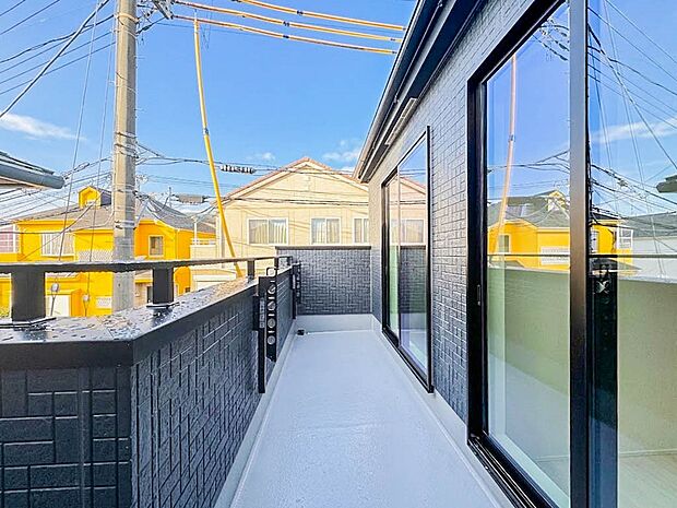【バルコニー】澄み切った青空と、心地良い風を感じるバルコニー。
