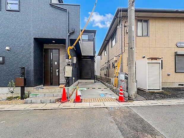 【駐車場】毎日の生活にマイカーが必須という方は、購入を検討する際、駐車場があることは大事な条件です。毎日の通勤や家族の送迎、買い物やお出かけなどクルマのある暮らしを満喫したい方は要チェック!…