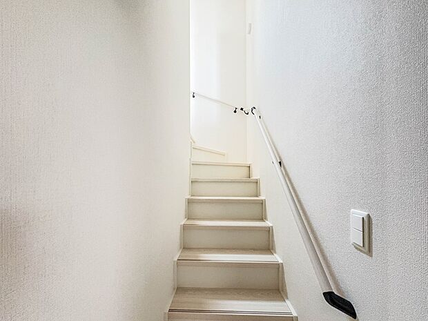 【手すり付階段】手すりがないと階段の昇り降りで危険なことはもちろん、壁に手をつきながら歩くことで壁紙が汚れやすくなります。すべての方に快適に昇り降りしていただくため、手すりを設置しました。