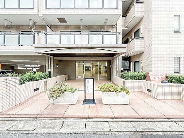 【エントランス】その住居の第一印象となるのがエントランスホールです。訪問されたお客さまをやさしくお迎えします。エントランスホールは、いわば住居の顔です。