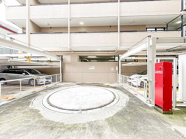 【駐車場】毎日の生活にマイカーが必須という方は、購入を検討する際、駐車場があることは大事な条件です。毎日の通勤や家族の送迎、買い物やお出かけなどクルマのある暮らしを満喫したい方は要チェック。…