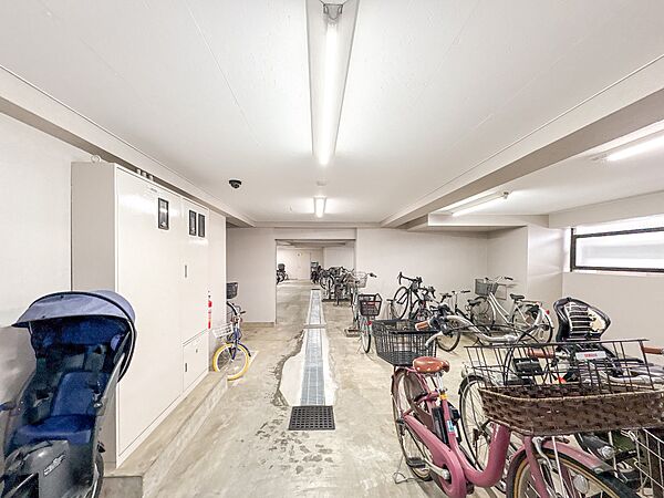 【駐輪場】駐輪場があると自転車を自由に出し入れ出来るので便利。屋根付きで雨にさらされる心配もありません。