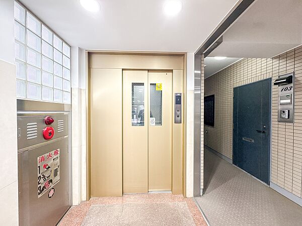 【エレベーター】大型マンションでは、朝の混雑時にスムーズにエレベーターに乗れるかどうかは、貴重な時間を左右する大事なポイント。現地見学時にはぜひチェックしてみてください。