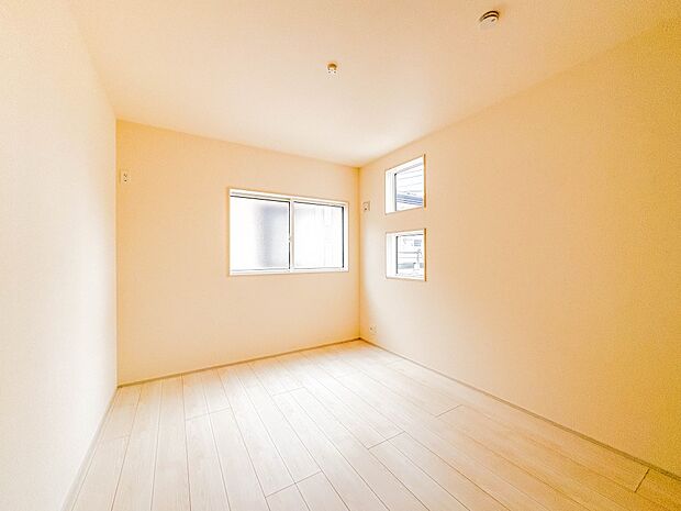 【Room-洋室-5.25帖】  快適に過ごす条件は、一人ひとり違います。だからこそ飾り過ぎないシンプルな内装と偏り過ぎないデザインで統一しました。暮らしの中でオーナー様だけの【マイホーム】…
