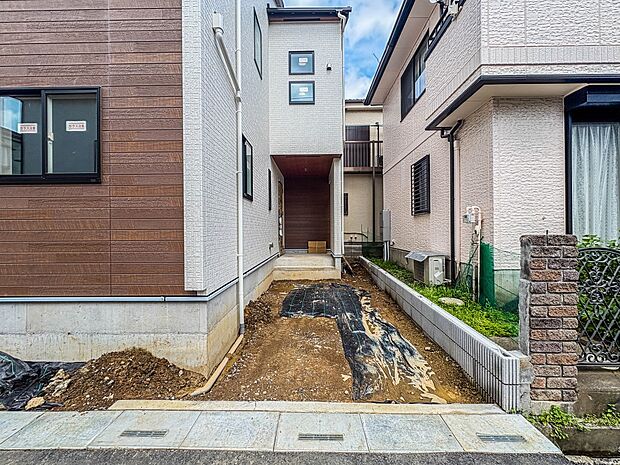 【駐車場】カースペース2台可／駐輪スペース。広々カースペースです。自転車、バイクなども置き場に困りません。