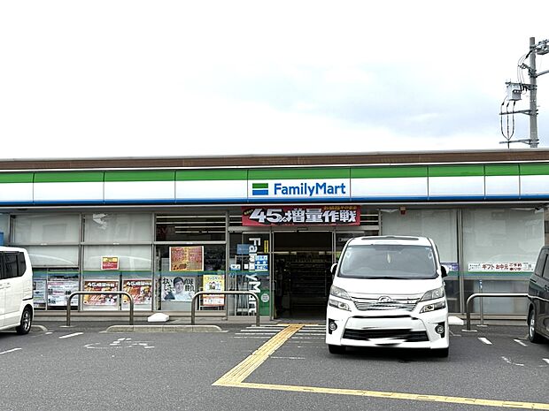 コンビニ 550m ファミリーマート越谷蒲生東町店(ファミリーマートの強さは、少量のお惣菜を売るファミデリカとドラッグストアと組んだコラボ。サラダを中心にしたヘルシー食材が充実のコンビニです…