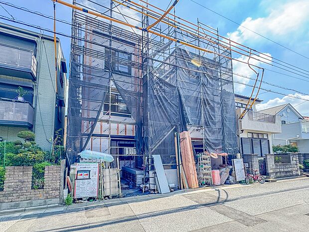 【現地外観】堂々たる趣ながら、主張し過ぎずどこか余裕を感じさせるシャープなフォルムで佇む邸宅は、晴天の空と照らし合わせる事で、本来あるべき完成形の姿を見せてくれます。