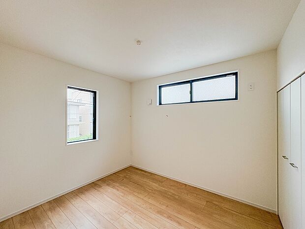 【子供部屋5.2帖】お子様のお部屋にぴったりなクロークを備えたフローリング仕様の洋室です。