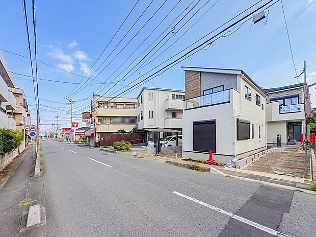 【前面道路】車の通行が少ないので、静かな住環境を維持することができます。