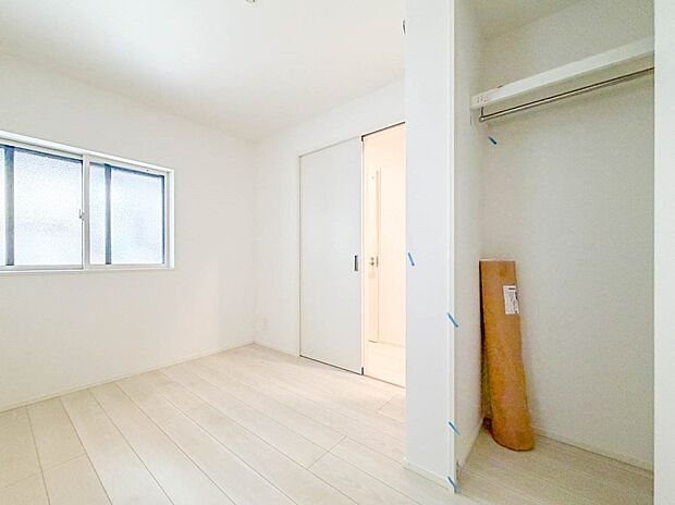 1号棟【子供部屋4.08帖】お子様のお部屋にぴったりなクロークを備えたフローリング仕様の洋室です。