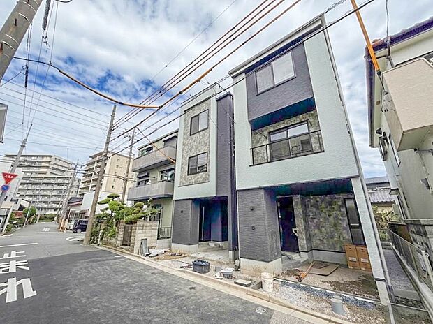 【前面道路5.9M】家の前をまっすぐの通りが走っている。クルマは少なく、人々は毎朝、ウォーキング、ジョギング、犬の散歩など、フリーな朝時間を過ごしている。