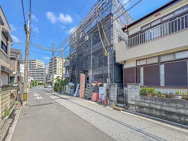 【前面道路5.9M】車の通行が少ないので、静かな住環境を維持することができます。