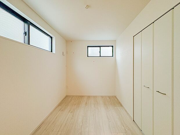 【子供部屋5.5帖】お子様のお部屋にぴったりなクロークを備えたフローリング仕様の洋室です。