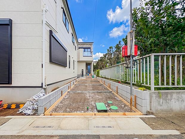 【駐車場】毎日の生活にマイカーが必須という方は、購入を検討する際、駐車場があることは大事な条件です。毎日の通勤や家族の送迎、買い物やお出かけなどクルマのある暮らしを満喫したい方は要チェック。…