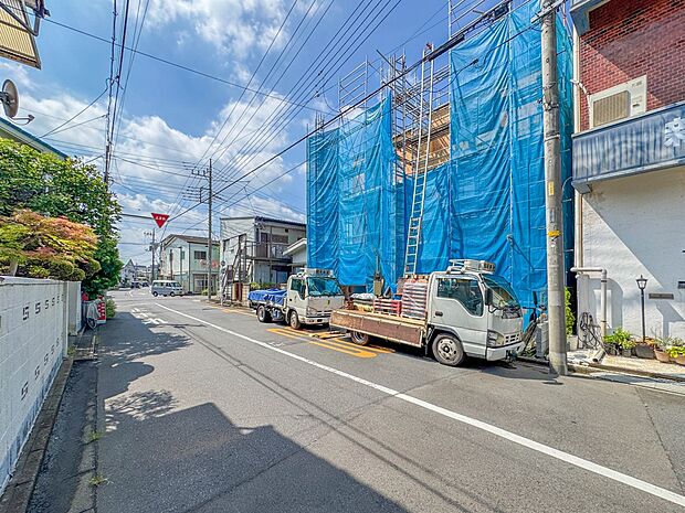 【前面道路8M】家の前をまっすぐの通りが走っている。クルマは少なく、人々は毎朝、ウォーキング、ジョギング、犬の散歩など、フリーな朝時間を過ごしている。