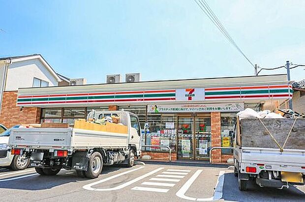 コンビニ 400m セブンイレブン川口青木3丁目店(セブンイレブンは近くて便利を掲げています。近くとは、心の近さ。便利とはモノが期待以上の品質でお客さまに届くこと。セブン銀行など新しいサービ…