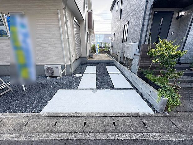【駐車場】カースペース2台可/駐輪スペース。広々カースペースです。自転車、バイクなども置き場に困りません。