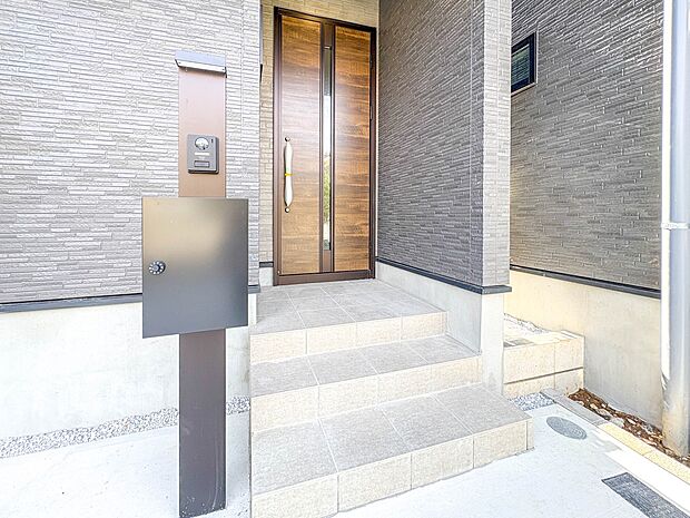 【玄関】玄関はおうちの顔と言われます。玄関アプローチは、外観デザインの印象を左右します。ご家族の個性を出しながら、素敵な玄関でお客様をお迎えしてください。