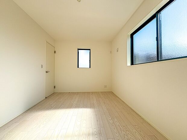 【寝室　洋室8.9帖】充実した生活は伸びやかな居室空間から始まります。快適に・伸びやかに。心の潤いを求める方々へ。