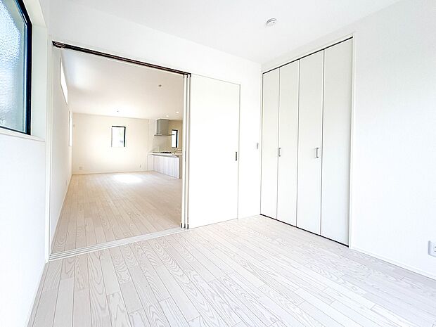 【子供部屋4.98帖】お子様のお部屋にぴったりなクロークを備えたフローリング仕様の洋室です。