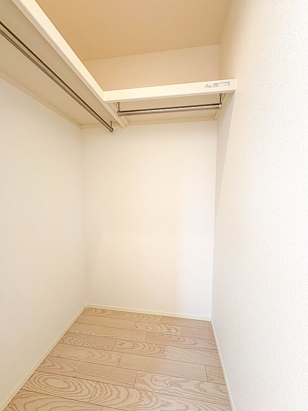 【WIC（ウォークインクローゼット）】  たくさんの洋服をかけてもシワになりにくいウォークインクローゼット。洋服以外にも、普段使わない家電やスーツケース、ストック品など何でも片付く嬉しい空間…