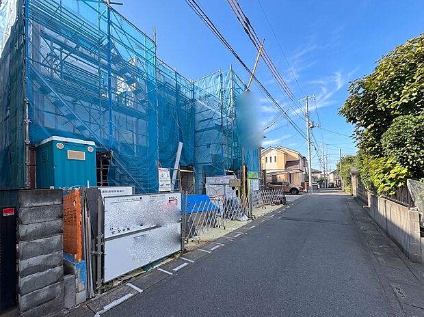 【前面道路】家の前をまっすぐの通りが走っている。クルマは少なく、人々は毎朝、ウォーキング、ジョギング、犬の散歩など、フリーな朝時間を過ごしている。