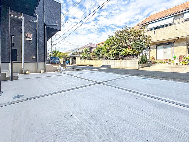 【駐車場】ゆったりとした駐車スペースを確保。大きめのお車でもOK。