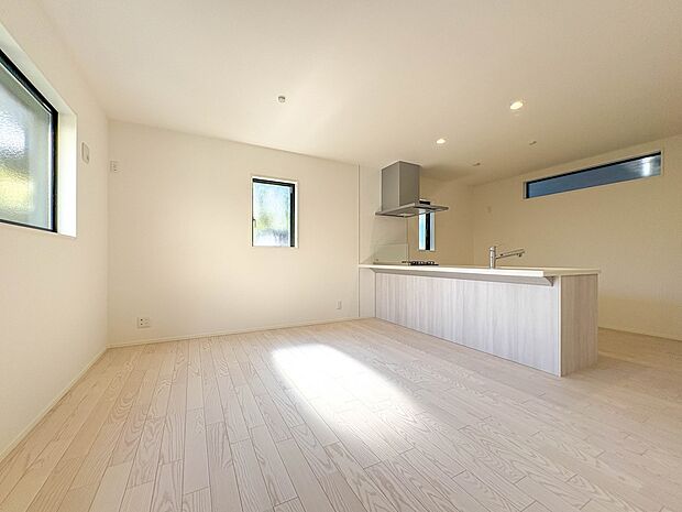 【リビングダイニングLDK19.42帖】シンプルなデザインの家は風情がある。住む人のこだわりを感じる。外観も内装もいたってシンプル。居心地がよく、家事や趣味、子育てなどにも集中できる。家も人…