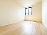 子供部屋：【子供部屋4.7帖】お子様のお部屋にぴったりなクロークを備えたフローリング仕様の洋室です。