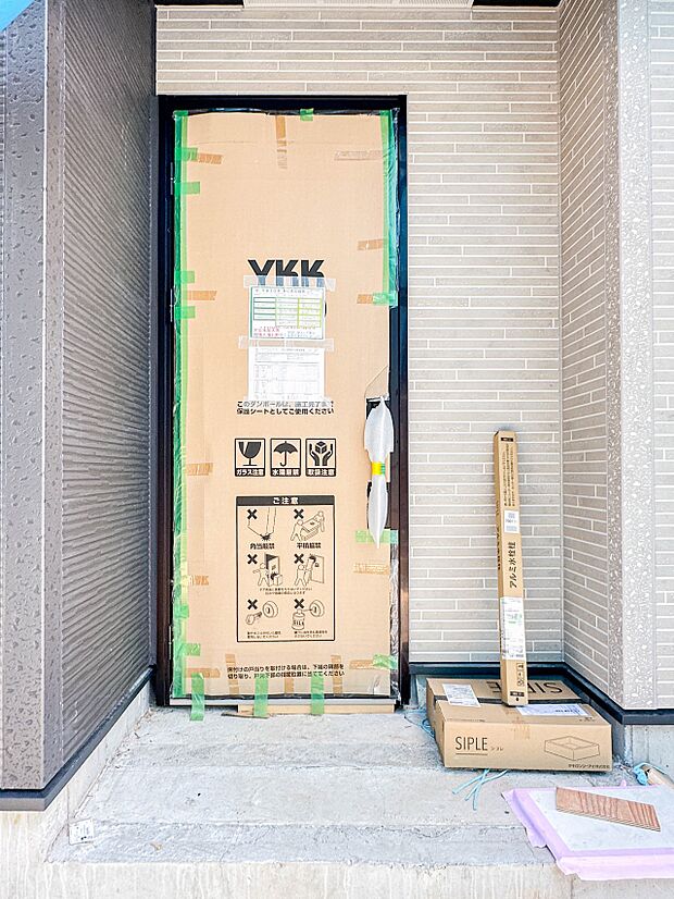 【玄関】玄関へ向かうまでのアプローチに漂う上質が期待感をもたせます。玄関は建物の顔。落着きを醸し出した自己主張が心に訴えてきます。