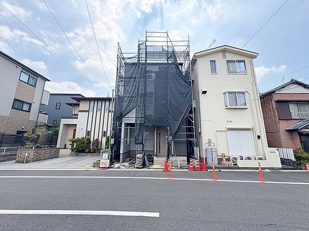 【外観】堂々たる趣ながら、主張し過ぎずどこか余裕を感じさせるシャープなフォルムで佇む邸宅は、晴天の空と照らし合わせる事で、本来あるべき完成形の姿を見せてくれます。