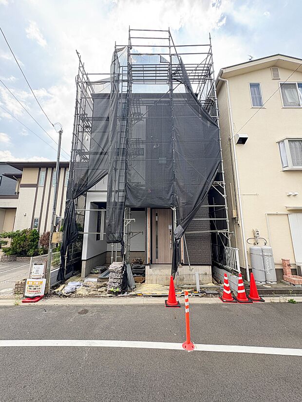 【外観】家族の温かさと陽光の暖かさ、楽しい毎日と明るい未来を予感させる「空間が織り成すひとつ先の住み心地」を演出します。