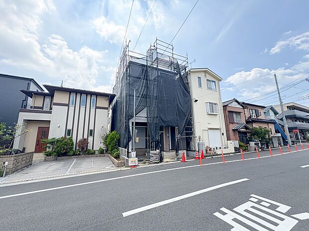 【外観】家族の温かさと陽光の暖かさ、楽しい毎日と明るい未来を予感させる「空間が織り成すひとつ先の住み心地」を演出します。