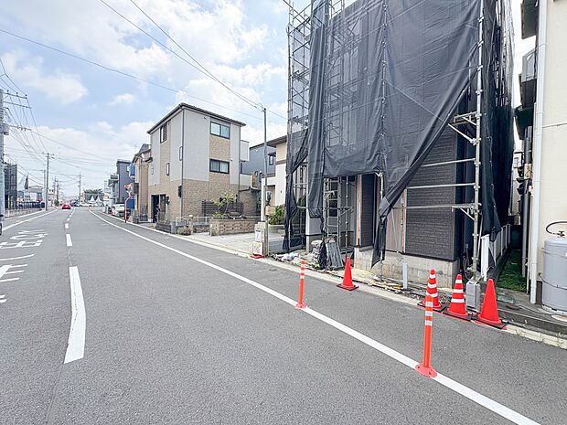 【前面道路】車の通行が少ないので、静かな住環境を維持することができます。