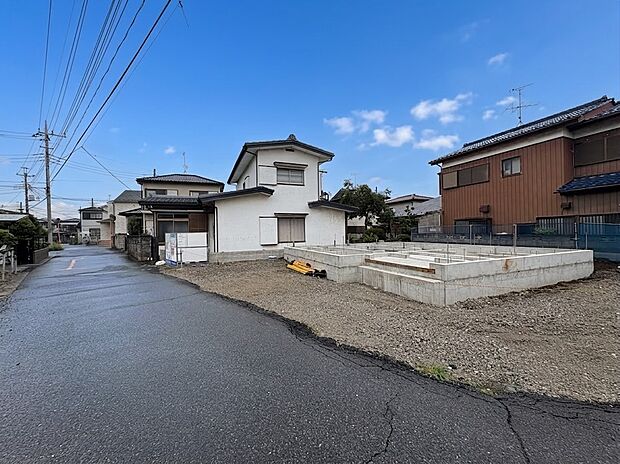 【前面道路】車の通行が少ないので、静かな住環境を維持することができます。