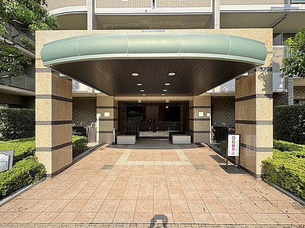【エントランス】その住居の第一印象となるのがエントランスホールです。訪問されたお客さまをやさしくお迎えします。エントランスホールは、いわば住居の顔です。