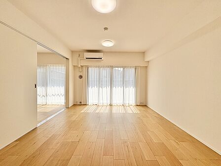 【リビング】 整然とした空間演出、快適な理想の暮らしの実現は家のみの拘りではなく、そこで暮らす方々にとって素敵な環境であることも挙げられると思います。四季折々の変化が奏でる鼓動を楽しんで下…