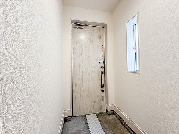 【玄関】  玄関はおうちの顔と言われます。収納力豊富なシューズボックスでスッキリとした素敵な玄関でお客様をお迎えしてください。