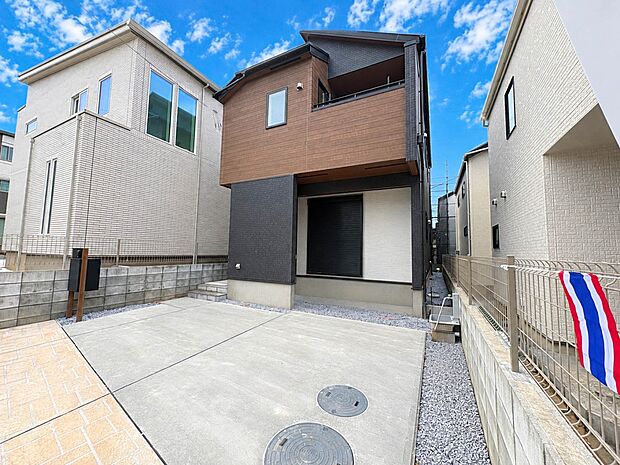 【現地外観】陽当りや通風性など各所に施された工夫で住みやすさを実現。部屋の大きさや周辺環境・街並など、資料には掲載していない情報が現地にはたくさんございます。是非ご確認下さい。※青空はイメー…