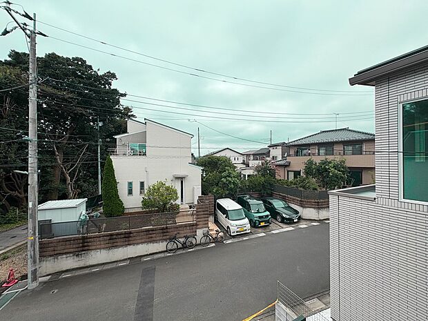 【眺望】その街並みは、さまざまな家の姿が、歩く人々を楽しませている。そう街並みは街の美しい風景なのだ。その風景が目をやさしく和ませてくれている。