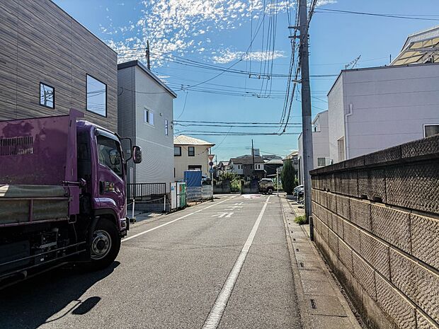 【前面道路6m】家の前をまっすぐの通りが走っている。クルマは少なく、人々は毎朝、ウォーキング、ジョギング、犬の散歩など、フリーな朝時間を過ごしている。