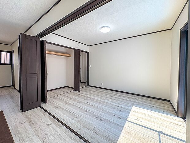 【子供部屋　洋室6帖】お子様のお部屋にぴったりなクロークを備えたフローリング仕様の洋室です。