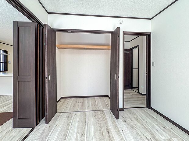 【収納】壁面クローゼットのメリットは、衣類が横一列に並ぶためひと目で洋服が選びやすいこと。衣類をたくさんお持ちの方も、限られたスペース内に無理なく収納することができます。
