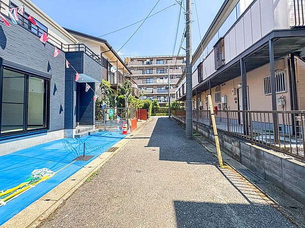 【前面道路】家の前をまっすぐの通りが走っている。クルマは少なく、人々は毎朝、ウォーキング、ジョギング、犬の散歩など、フリーな朝時間を過ごしている。