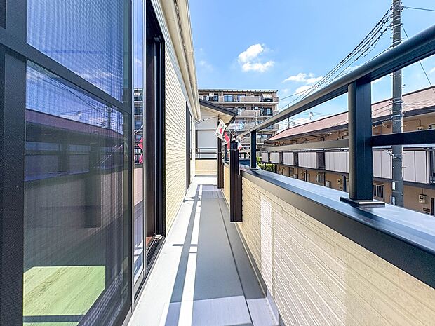 【バルコニー】澄み切った青空と、心地良い風を感じるバルコニー。