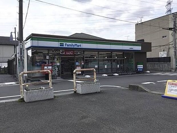 コンビニ 700m ファミリーマート八木橋駅前店(ファミリーマートの強さは、少量のお惣菜を売るファミデリカとドラッグストアと組んだコラボ。サラダを中心にしたヘルシー食材が充実のコンビニです。…