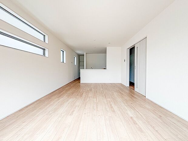 【LDK17帖】うららかな陽射しがどのお部屋にも降り注ぎますように、快適さを追求した間取設計。得難い立地環境での生活を恵みの豊かな永住の地へと変えてくれます。
