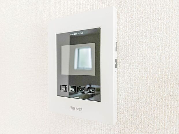【TVモニター付インターホン】来訪者の様子を室内TVモニターでチェック。対応したくないセールスを断りやすく、子どもに留守番をさせるときも安心。不在時の来訪者を録画でき、犯罪抑止効果も期待でき…